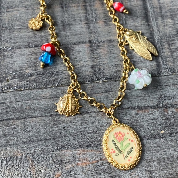 NEW Gold Insect Charm Necklace With Floral Pendant - Picture 2 of 8